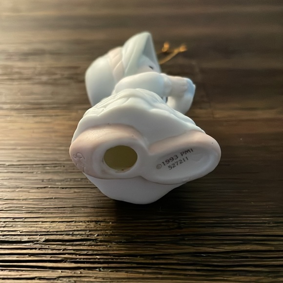 Precious Moments Share in the Warmth of Christmas Porcelain Ornament 1993 - Picture 6 of 14